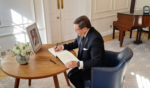Почетният Генерален консул Максим Бехар отдава почит на Нейно Кралско Величество кралица Елизабет II