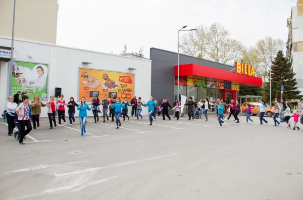 Thousands of Bulgarians took part in free folklore dance lessons in front of BILLA stores