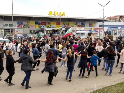 Free Folklore Dance Lessons in Front of BILLA Stores